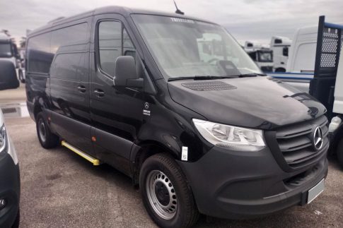 Taxi in Milan by minivan Mercedes Sprinter