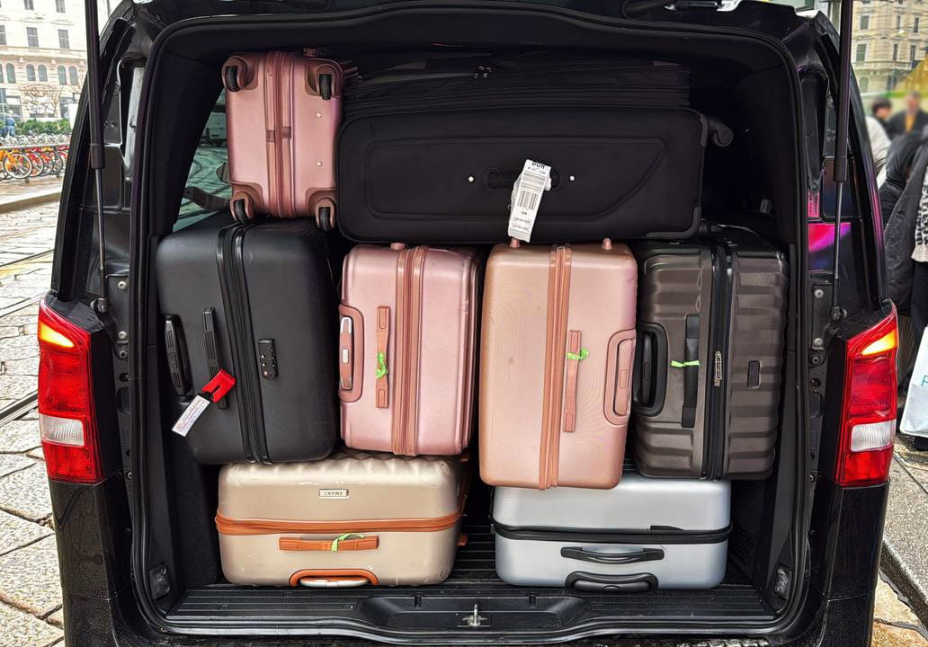 Mercedes V Class capacity 7-8 suitcases Mercedes V Class capacity 7-8 suitcases